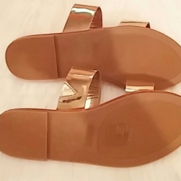 Pretty Gold Sandals - Picture 4 of 4